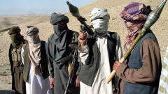 Des talibans posent avec leurs armes dans la province de Zaboul, au sud-est de Kaboul, en 2006.