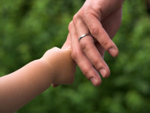 Un enfant tenant son père par la main