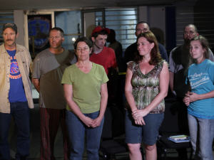 Huit des dix Américains arrêtés. En avant, de gauche à droite : Carla Thompson, Laura Silsby, et Nicole Lankford. Dans la rangée arrière : Steve McMullen, Jim Allen, Silas Thompson, Paul Thompson, et Drew Culborth.