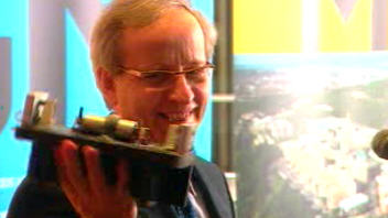 Michel Bourdages, de l'Institut de recherche d'Hydro-Qu�bec, pr�sente son laser.