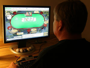 Un homme joue au poker sur Internet