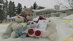 Peluches devant la maison des victimes