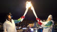 Julia Murray, athl�te de skicross, a pass� la flamme olympique � l'ancien champion de ski, Steve Podborski, samedi soir, le 6 f�vrier 2010, � Whislter.