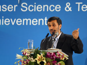 Mahmoud Ahmadinejad a demandé au chef de l'Organisation iranienne de l'énergie atomique de commencer la production d'uranium, à l'inauguration d'une exposition sur la technologie au laser.