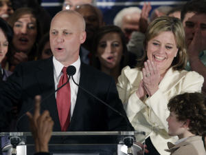 Mitch Landrieu, accompagné de sa femme, s'adresse à ses partisans à la suite de sa victoire le 6 février 2010.