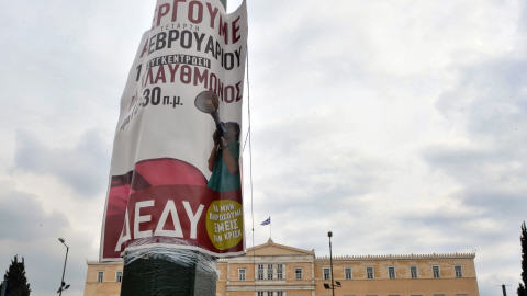 Une affiche du syndicat Adedy appelant � la gr�ve