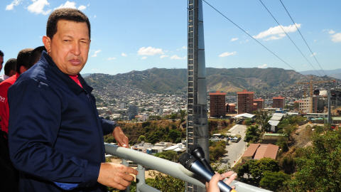 Le pr�sident Hugo Chavez inaugurant un t�l�ph�rique � Caracas le 20 janvier
