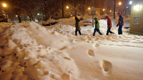 Des pi�tons marchent dans la neige � Chevy Chase, au Maryland