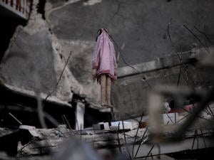 Une poupée de chiffon est suspendue à des débris d'un immeuble de Port-au-Prince.