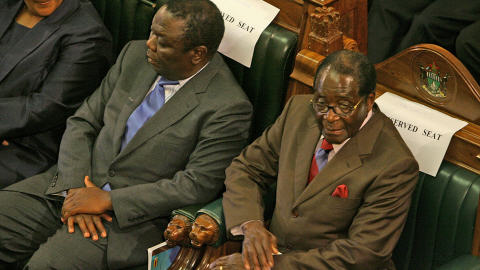 Le pr�sident Robert Mugabe (� droite) et le premier ministre Morgan Tsvangirai lors de la pr�sentation du budget le 2 d�cembre 2009