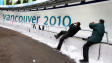 Des employ�s de r�seaux de t�l�vision photographient la piste du Vancouver Sliding Centre