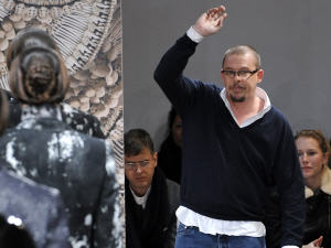 Le couturier britannique Alexander McQueen salue les spectateurs lors d'un défilé à Milan, en Italie, le 18 janvier 2010