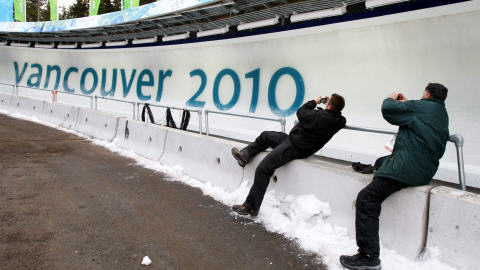 Des employ�s de r�seaux de t�l�vision photographient la piste du Vancouver Sliding Centre