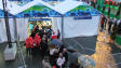 Les spectateurs se massent � l'entr�e de BC Place