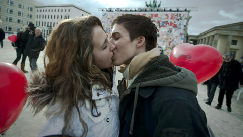 Un couple s'embrasse � Berlin le 14 f�vrier 2010.