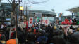 (12 f�vrier 2010) Les manifestants se massent devant le BC Place Stadium.