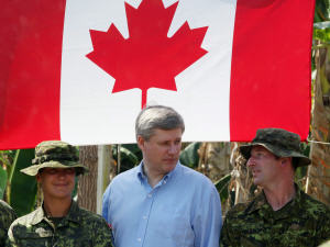 Stephen Harper en compagnie de militaires canadiens à Jacmel.