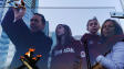 Une famille prend la vasque olympique en photo.
