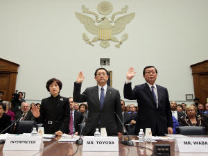 Le PDG de Toyota, Akio Toyoda (au centre), le PDG de la division américaine, Yoshiumi Inaba (à droite) et une interprète (à gauche) devant le Congrès américain