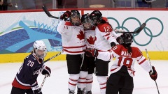 Marie-Philip Poulin célèbre le deuxième but du Canada dans la finale olympique contre les États-Unis.