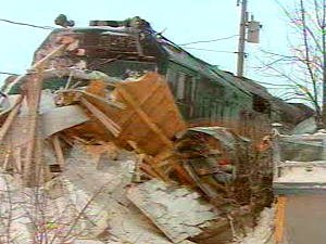 Déraillement d'un train de Via Rail qui a abouti dans la cour d'une résidence à Saint-Charles-de-Bellechasse