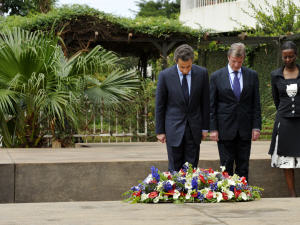 Le président français avec son ministre des Affaires étrangères Bernard Kouchner et la ministre rwandaise des Affaires étrangères, Louise Mushikiwabo, au Mémorial du génocide rwandais à Kigali.