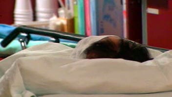 Patient sur une civi�re dans un corridor d'h�pital