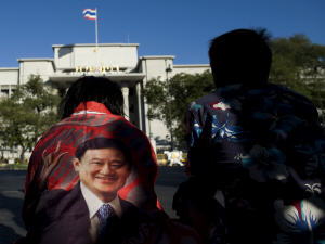 Des partisans de l'ex-PM Thaksin Shinawatra devant la Cour suprême.