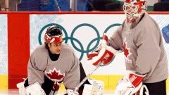 Les gardiens Roberto Luongo et Martin Brodeur lors de l'entra�nement de l'�quipe canadienne de hockey.