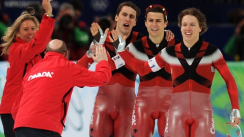 Denny Morrison, Lucas Makowsky et Mathieu Giroux sont f�licit�s par Marcel Lacroix.