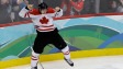 Sidney Crosby saute dans les airs apr�s avoir marqu� le but vainqueur face aux �tats-Unis.