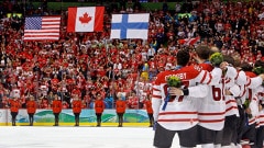 Sidney Crosby et ses co�quipiers �coutent l'hymne national apr�s leur conqu�te de l'or.