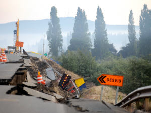 Une autoroute endommagée au Chili après le séisme du 27 février 2010.