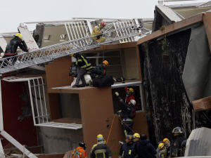 Des secouristes tentent de trouver des survivants dans cet immeuble à logements de Concepcion.