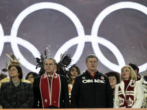 Le premier ministre Stephen Harper en compagnie du président du CIO, Jacques Rogge, lors des cérémonies de clôture des Jeux de Vancouver