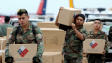 Des soldats chiliens d�chargent un avion militaire d'aide humanitaire, � Concepcion.