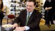 Comme le veut la tradition, le ministre Jim Flaherty s'est achet� une nouvelle paire de souliers � la veille du d�p�t du budget f�d�ral.