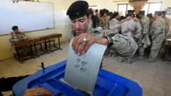 Vote par anticipation en Irak. Des milliers de policiers et de soldats qui assureront la s�curit� des l�gislatives de dimanche y participent.