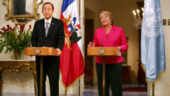 Le secrétaire général de l'ONU, Ban Ki-Moon et la présidente sortante du Chili, Michelle Bachelet, lors d'une conférence de presse à Santiago, le 5 mars 2010.