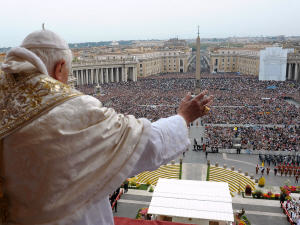 Le pape Benoît XVI du haut de la basilique Saint-Pierre.