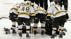 Les joueurs des Bruins, près de Marc Savard