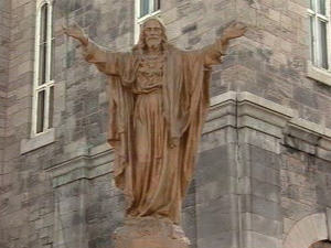 L'ancien curé de la paroisse Saint-Denis est montré du doigt pour des pratiques douteuses. Il aurait fraudé ses fidèles selon des témoignages.