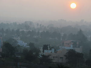 Un nuage de smog enveloppe la ville indienne de Bangalore.