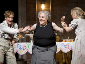 Philip Langridge en sorcière de Hansel et Gretel, au Metropolitain Opera, en 2007