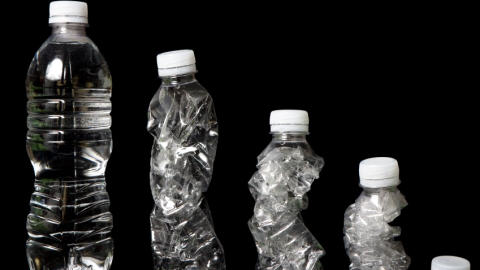 Des bouteilles de plastique
