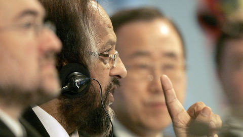 Rajendra Pachauri prenant la parole � une session du GIEC, en 2007, avec � sa gauche Ban Ki-moon