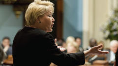 Pauline Marois interpelle le premier ministre Charest à l'Assemblée nationale.
