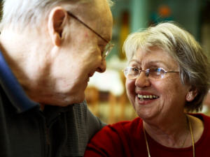 Un couple de personnes âgées