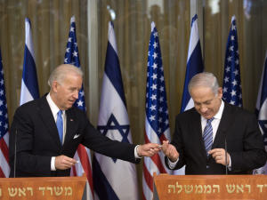 Le vice-président américain Joe Biden (à gauche) et le premier ministre israélien Benyamin Nétanyahou lors d'une conférence de presse le 9 mars 2010