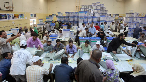 D�pouillement de bulletins de vote au si�ge de la Commission �lectorale � Bagdad